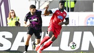 Dave Gnaase (l.) vom VfL Osnabrück im Duell mit Zoumana Keita von Viktoria Köln © IMAGO / osnapix 