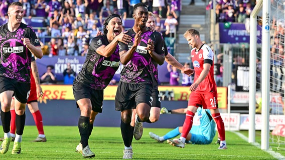 Maxwell Gyamfi  (r.) vom VfL Osnabrück bejubelt sein Tor zum 1:0 gegen Viktoria Köln © IMAGO / kolbert-press 