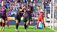 Maxwell Gyamfi  (r.) vom VfL Osnabrück bejubelt sein Tor zum 1:0 gegen Viktoria Köln © IMAGO / kolbert-press 