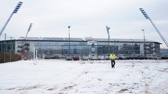Schnee auf einem Fußballplatz vor dem Ostseestadion des FC Hansa Rostock © IMAGO / Sebastian Wells 