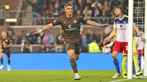 David Otto vom FC St. Pauli bejubelt sein Tor zum 3:0 im Stadtderby gegen den Hamburger SV © IMAGO / MIS 