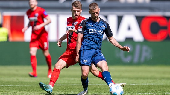 Spielszene der Partie Paderborn (blau) gegen Elversberg © picture alliance/dpa | David Inderlied 