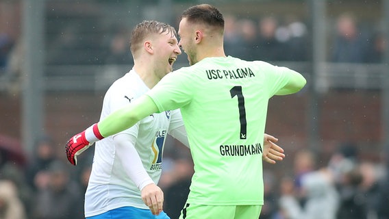 Marco Schröder und Tjark Grundmann (v.l.) vom USC Paloma bejubeln den 2:0-Erfolg im Semifinale des Lotto-Pokals gegen den ETSV Hamburg © Hanno Bode 