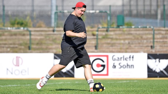 Der frühere Fußball-Profi Kevin Pannewitz vor einem Landespokalspiel des Berliner Clubs Delay Sports © IMAGO / Matthias Koch 