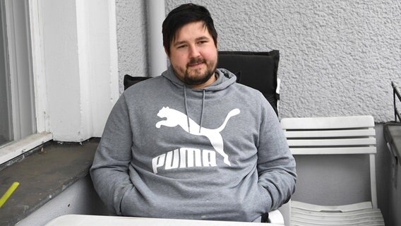 Der frühere Fußball-Profi Kevin Pannewitz auf dem Balkon seiner Berliner Wohnung © IMAGO / Matthias Koch 