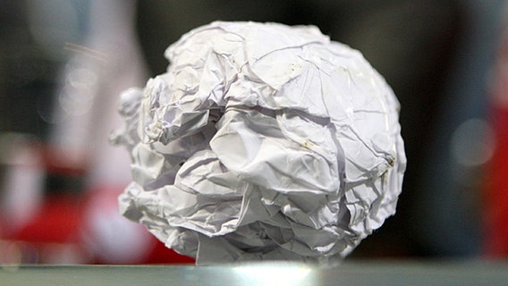 Die Papierkugel, die den Eckball zum 3:1 für Bremen verursachte. © dpa 