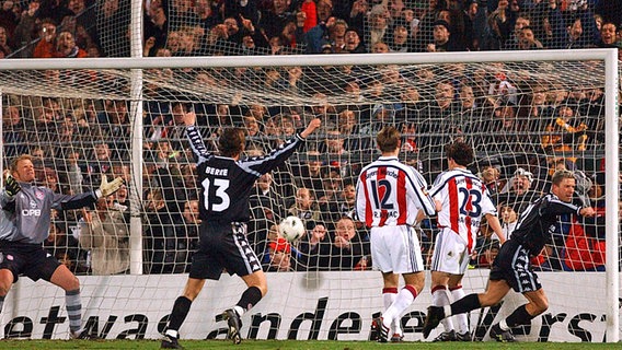 Nico Patschinski Torschütze gegen Bayern München 6.2.2002. © Imago 