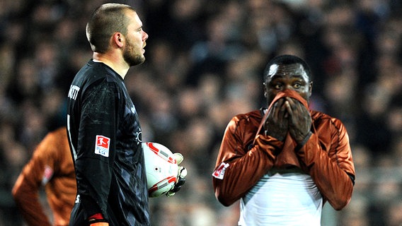 St. Paulis Benedikt Pliquett (l.) und Gerald Asamoah © dpa 