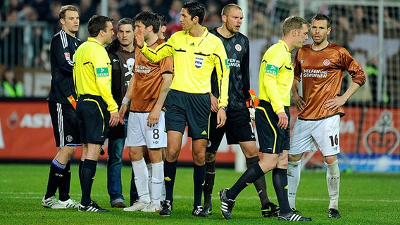 St. Paulis Spieler reden mit den Schiedsrichtern. © picture-alliance 
