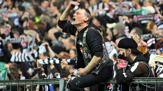 St. Pauli-Fans gestikulieren am Spielfeldrand. © dpa 