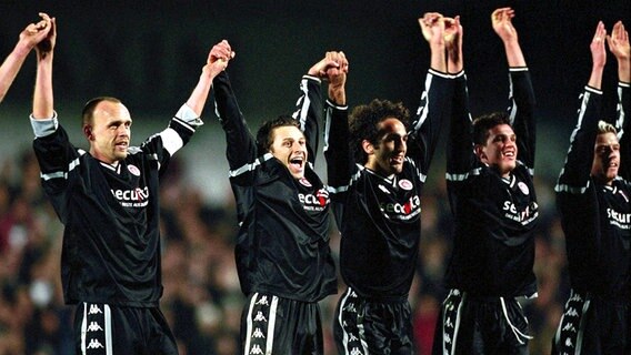 Jubel bei St. Pauli nach dem Sieg über die Bayern 2002 © imago/Team 2 