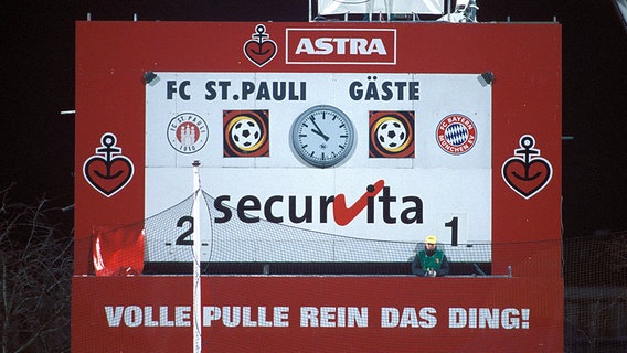 Die Stadionanzeige zeigt das sensationelle Ergebnis des FC St. Pauli gegen Bayern München. © imago/Baering 