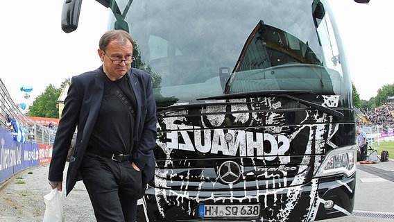 St.-Pauli-Trainer Ewald Lienen bei der Ankunft in Darmstadt. © imago/Jan Huebner 