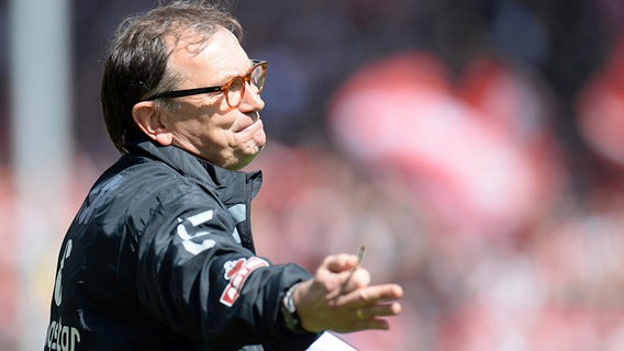 St. Paulis Ewald Lienen gibt Anweisungen an seine Spieler. © Witters Foto: Deniz Calagan