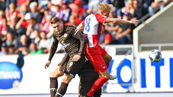 Viktor Gyökeres (St. Pauli, l.) gegen Sebastian Griesbeck (Heidenheim) © witters Foto:  LennartPreiss