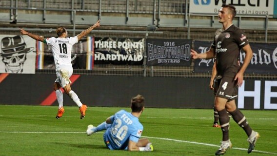 Dennis Dieckmeier (l.) jubelt im Spiel gegen den FC St. Pauli. © imago images / Thomas Frey Foto: Thomas Frey