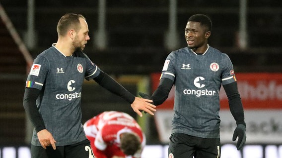 Rico Benatelli (l.) und Afeez Aremu vom FC St. Pauli © imago images/foto2press Foto: Frank Scheuring