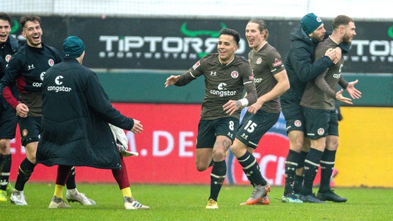 St. Paulis Rodrigo Zalazar jubelt mit seinen Mitspielern. © IMAGO / Eibner Foto: Sascha Walther