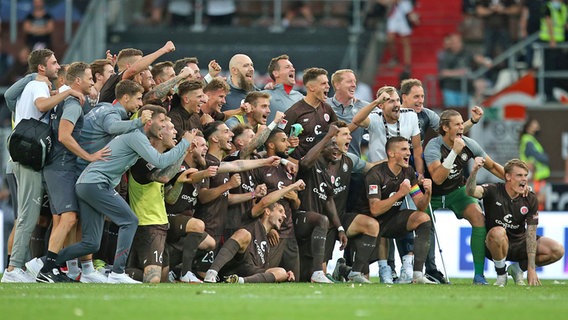 Die Mannschaft des FC St. Pauli feiert den Derbysieg gegen den HSV. © IMAGO /MIS 