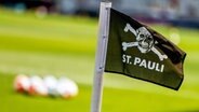 Eckfahne mit dem Totenkopf des FC St. Pauli © IMAGO / Philipp Szyza 
