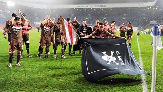 2009: Die Spieler des FC St. Pauli bejubeln den Sieg bei Hansa Rostock. © Witters 