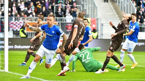 Darmstadts Phillip Tietz jubelt über einen Treffer gegen den FC St. Pauli © imago images/Jan Huebner 