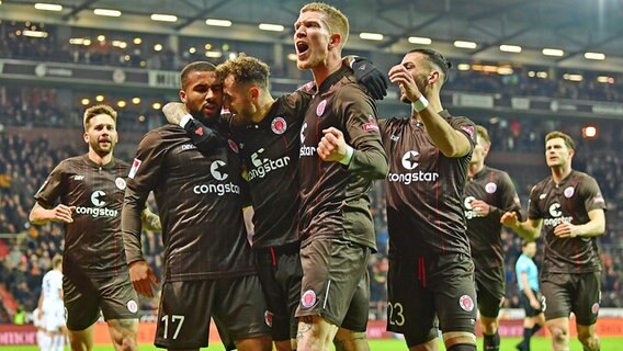 Jubel bei den Spielern des FC St. Pauli © Witters 