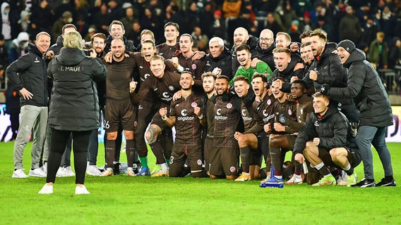 Jubel beim gesamten Team des FC St. Pauli nach dem Sieg gegen Sandhausen © Witters 