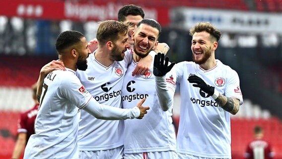 Die Spieler des FC St. Pauli bejubeln einen Treffer. © Witters 