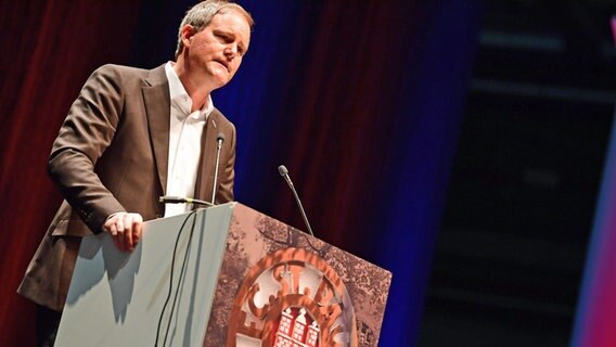 Vereins-Präsident Oke Göttlich auf der Mitgliederversammlung des FC St. Pauli © Witters 