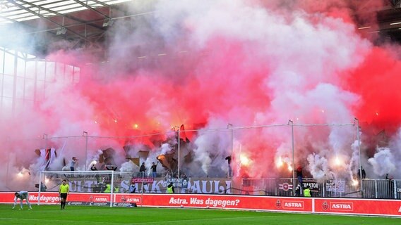 Fans des FC St. Pauli zünden während der Partie gegen Hansa Rostock Pyrotechnik. © Witters 