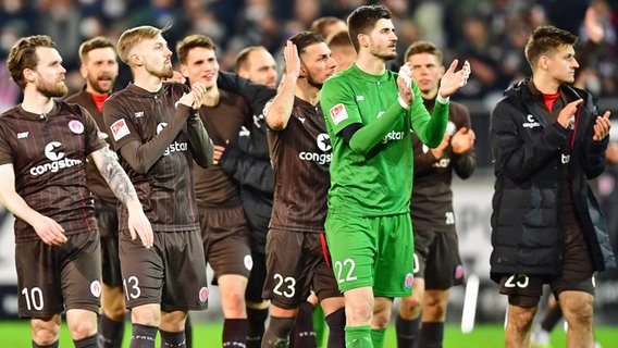 Die Spieler des FC St. Pauli bedanken sich bei ihren Fans © Witters Foto: Valeria Witters