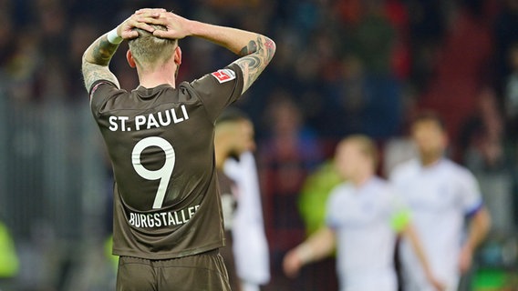 Guido Burgstaller vom FC St. Pauli verzweifelt © Witters Foto: Valeria Witters