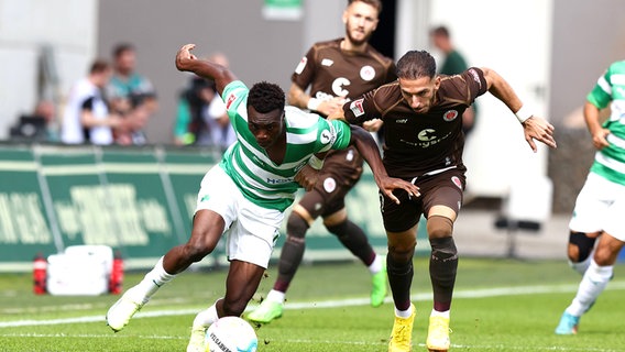 Fürths Dickson Abiama im Zweikampf mit Leart Paqarada (r.) vom FC St. Pauli © IMAGO/Zink 