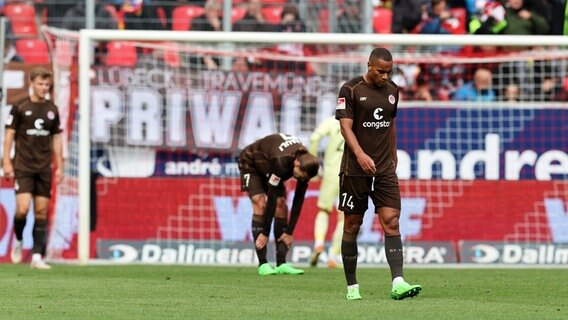 Etienne Amenyido vom FC St. Pauli nach dem 0:2 in Regensburg. © Witters Foto: Jörg Halisch