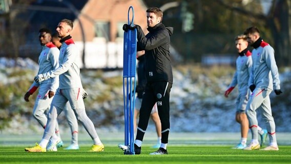 Interimscoach Fabian Hürzeler beim St.-Pauli-Training © Witters 