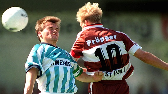 Bundesliga-Saison 1995/1996: Kopfballduell zwischen 1860-Kapitän Manfred Schwabel und St. Paulis Carsten Pröpper © picture-alliance / dpa 