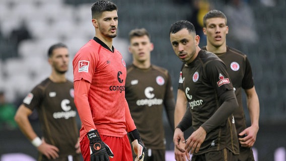 Die St.-Pauli-Profis Nikola Vasilj, Manolis Saliakas und Jakov Medic (v.l.). © Witters 