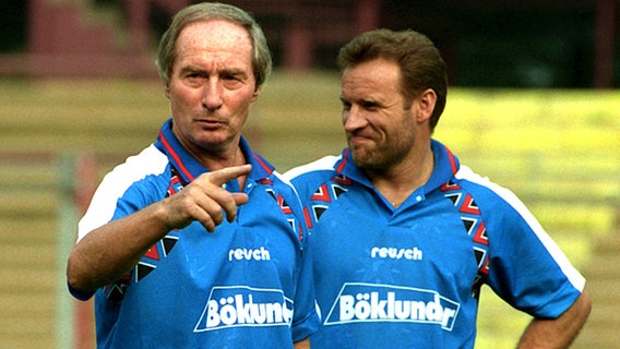 Das Trainerduo beim FC St. Pauli vor der Bundesliga-Saison 1995/1996: Uli Maslo (l.) und sein Assistent Klaus-Peter Nemet © picture-alliance / dpa 