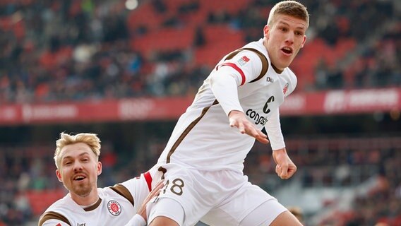 Lukas Daschner (l.) und Jakov Medic vom FC St. Pauli. © imago images / HMB-Media 