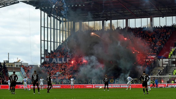 Pyro im Hansa-Rostock-Fanblock während des Spiels beim FC St. Pauli © IMAGO / osnapix 