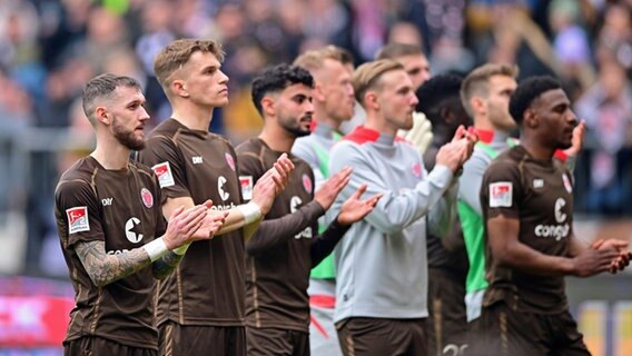 Die Spieler des FC St. Pauli bedanken sich nach der Niederlage bei ihren Fans. © Witters Foto: Witters