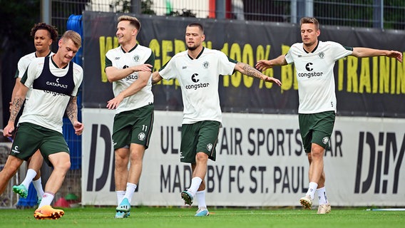 Die Spieler des Fußball-Zweitligisten FC St. Pauli beim ersten Training nach der Sommerpause © Witters 