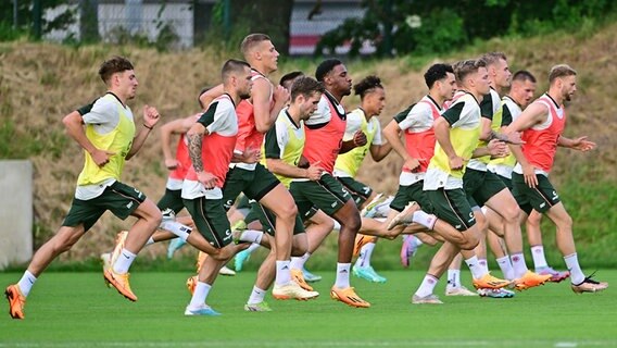 Die Zweitliga-Fußballer des FC St. Pauli beim Trainingsauftakt für die neue Saison © Witters 