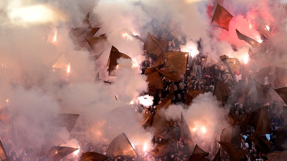 Pyro beim Derby im Block des FC St. Pauli © picture alliance / Foto: Peter Boehmer