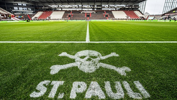 Blick auf den Rasen im Millerntor-Stadion des FC St. Pauli © Witters 
