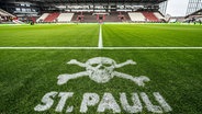 Blick auf den Rasen im Millerntor-Stadion des FC St. Pauli © Witters 