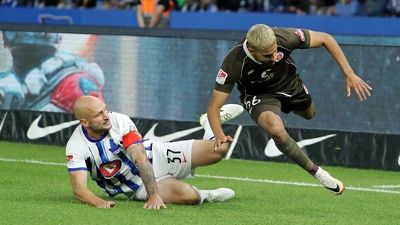 Hertha-Kapitän Toni Leistner grätscht Elias Saad vom FC St. Pauli ab © IMAGO/Contrast Foto: O. Behrendt