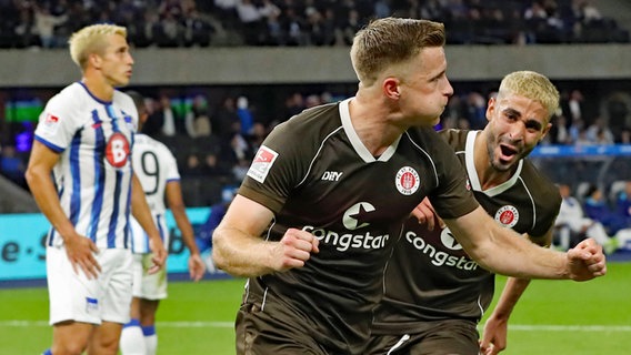 Florian Eggestein (l.) und Elias Saad vom FC St. Pauli jubeln © IMAGO/Contrast Foto: O. Behrendt