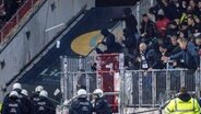 Polizisten werden im Millerntorstadion aus dem Gästeblock mit Stangen und Bechern beworfen, setzen in Folge dessen Reizgas ein. © picture alliance/dpa | Axel Heimken 
